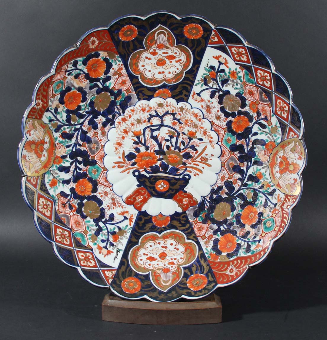JAPANESE LARGE IMARI CHARGER, 19th century, of scalloped form, painted with a central vase of
