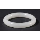 CHINESE WHITE 'JADE' BANGLE, diameter 8cm
