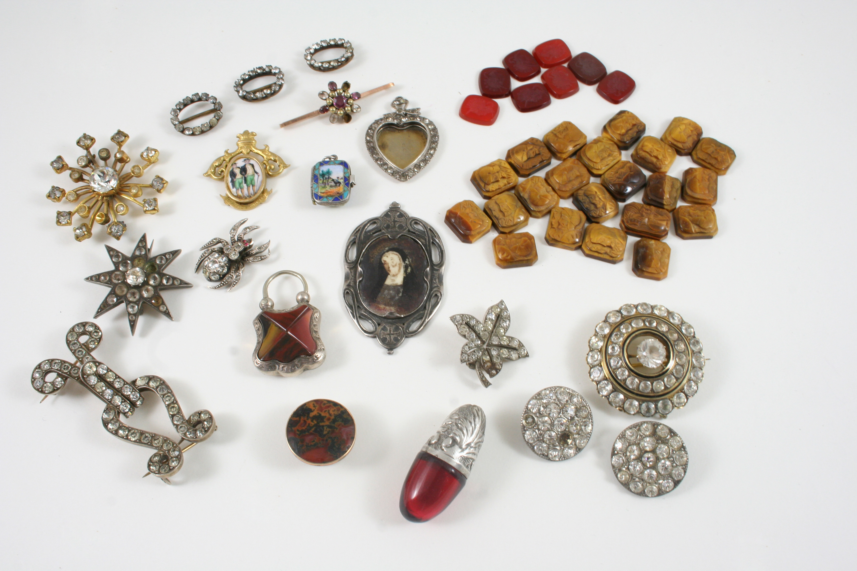 A QUANTITY OF JEWELLERY including assorted paste set brooches, a Scottish silver and agate locket, a