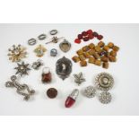 A QUANTITY OF JEWELLERY including assorted paste set brooches, a Scottish silver and agate locket, a