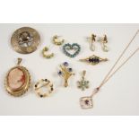 A QUANTITY OF JEWELLERY including a sapphire and gold spray foliate brooch, a garnet, cultured pearl