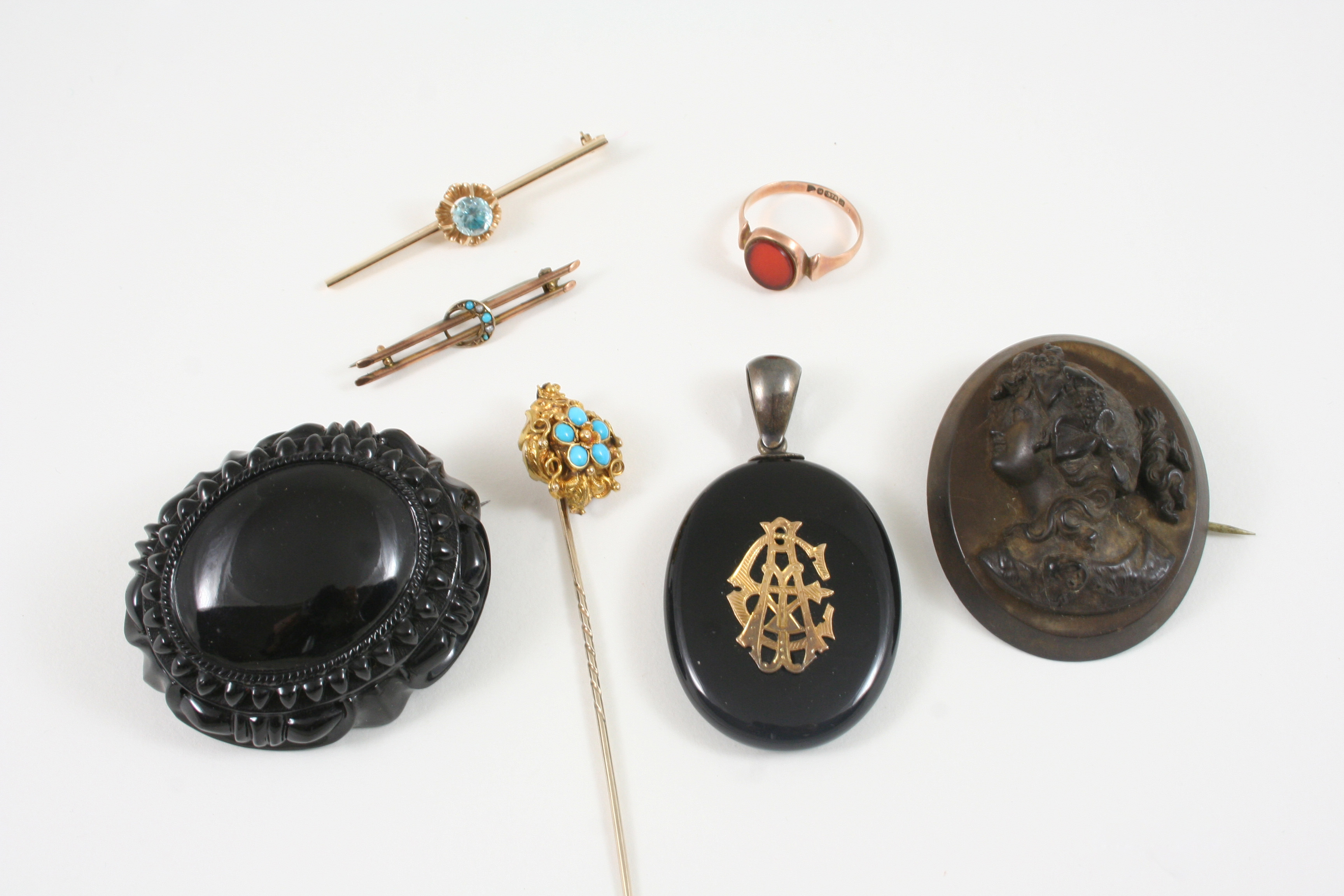 A QUANTITY OF JEWELLERY including a Victorian gold and turquoise set stick pin, with a compartment