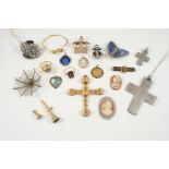 A QUANTITY OF JEWELLERY including two carved shell cameos, a diamond set cruciform pendant, a