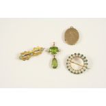 A QUANTITY OF JEWELLERY including a peridot and gold pendant mounted with four small half pearls,