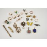 A QUANTITY OF JEWELLERY including a gold, diamond and pearl set star and crescent brooch, an