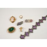 A QUANTITY OF JEWELLERY including a carved shell cameo brooch, a malachite and gold brooch centred