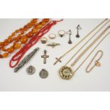 A QUANTITY OF JEWELLERY including a single row graduated amber bead necklace, 41 grams, a string