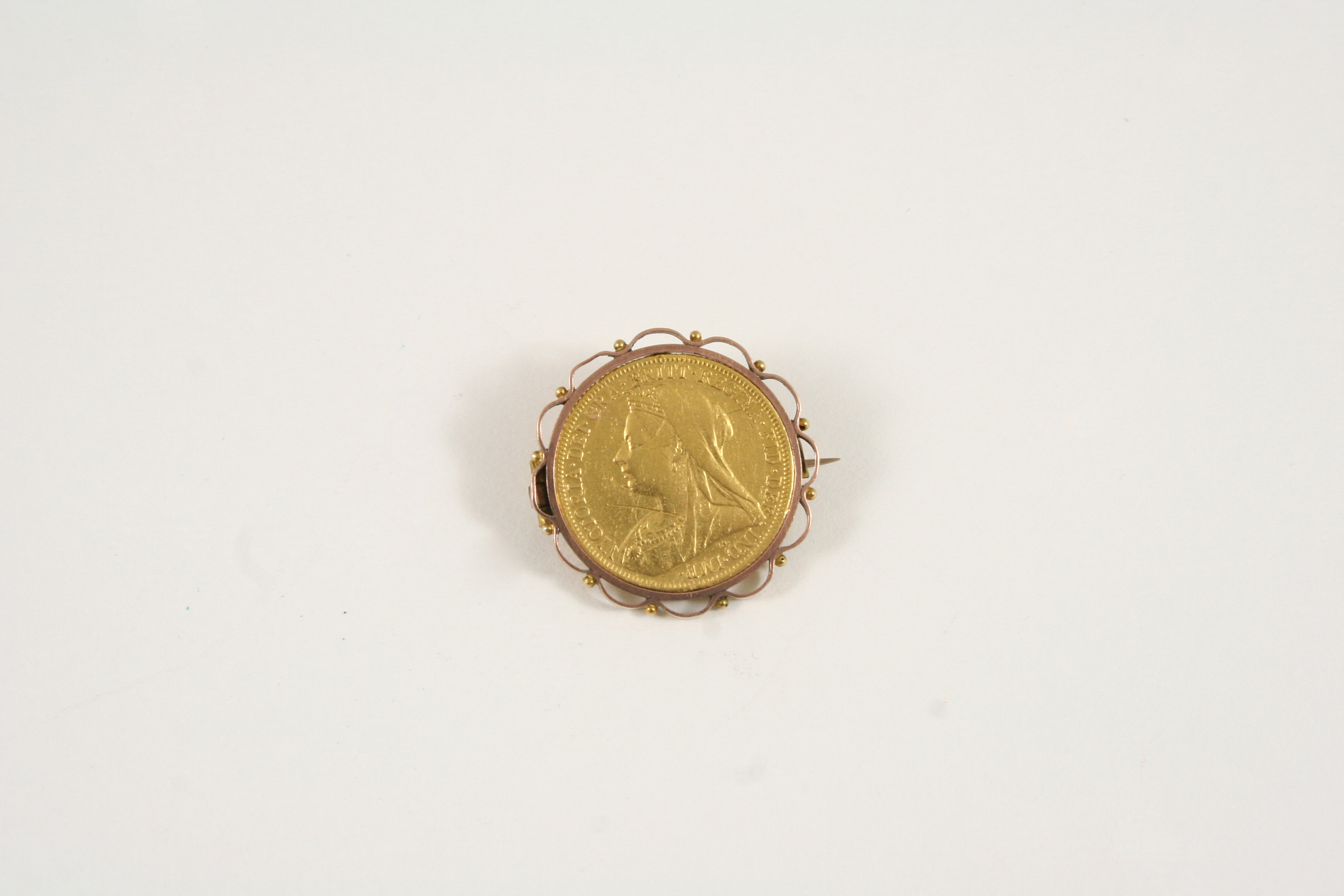 A GOLD SOVEREIGN 1899, mounted in a gold brooch fitting, total weight 10.5 grams.