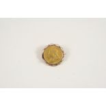 A GOLD SOVEREIGN 1899, mounted in a gold brooch fitting, total weight 10.5 grams.