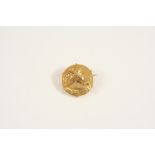 AN ART NOUVEAU GOLD BROOCH of circular form, depicting a lady with her hair up and wearing a