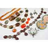 A QUANTITY OF JEWELLERY including a graduated amber bead necklace, 31 grams, a Scottish hardstone