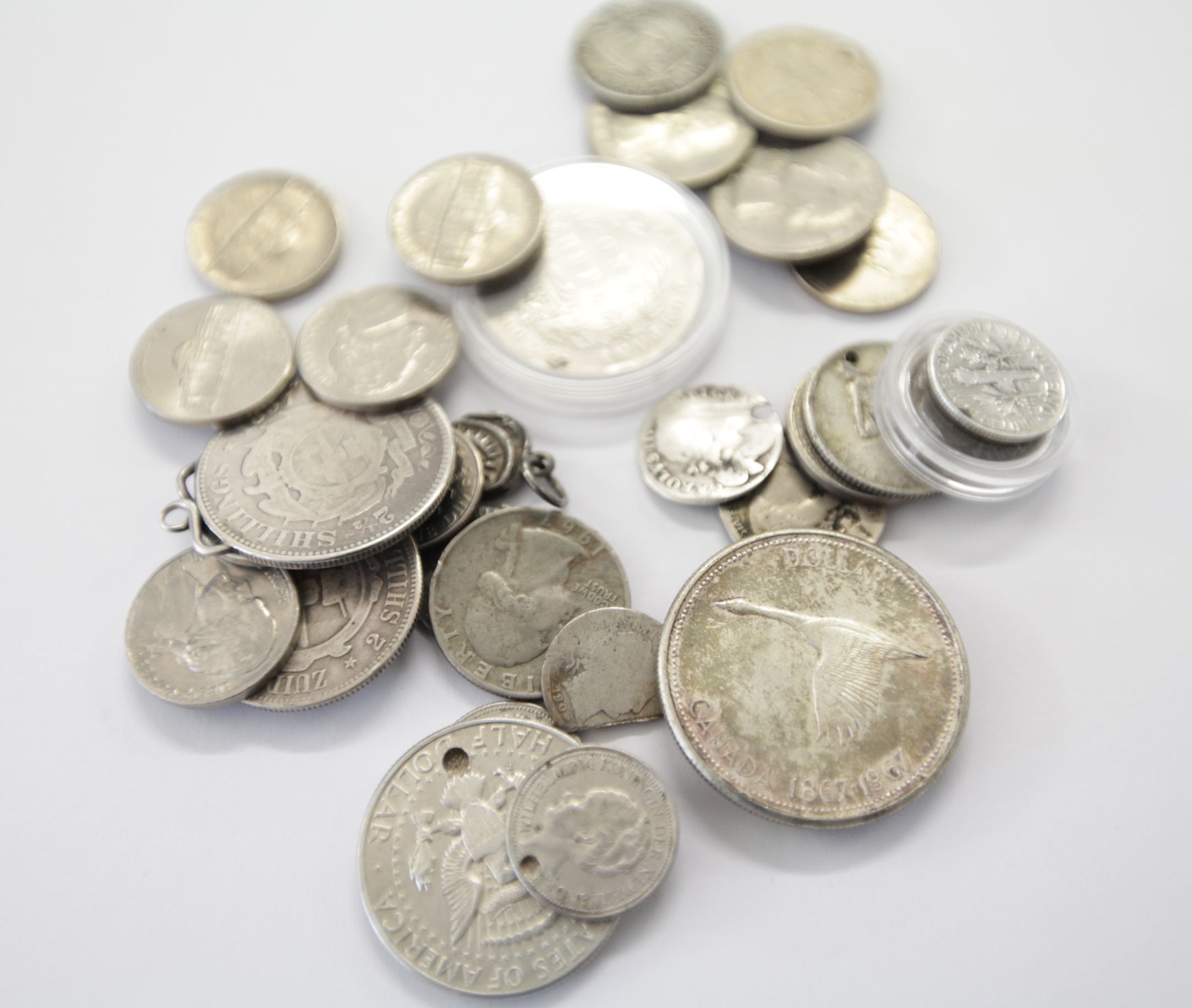 GB & WORLD COINAGE. Including (29) silver and part silver 3d pieces, (Joey's). Other coinage of