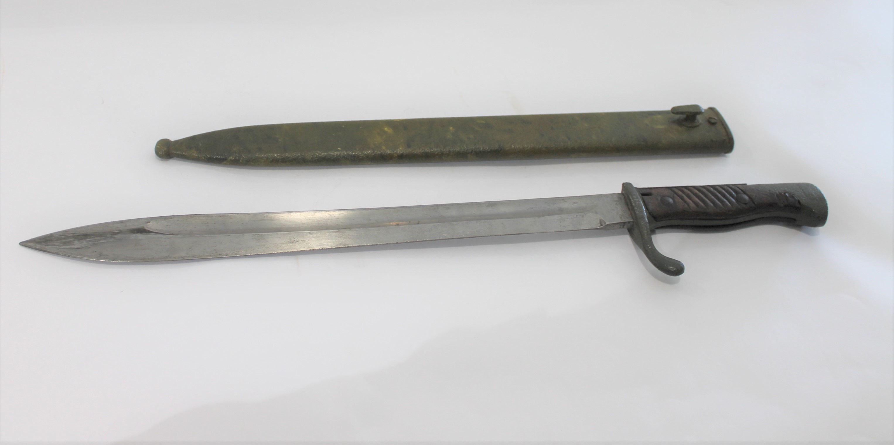 WW1 GERMAN MAUSER BAYONET a 98/05 model German bayonet, with a straight fullered blade, wooden - Image 3 of 5