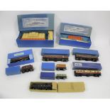 HORNBY DUBLO various boxed items including D1 Through Station, D1 Island Platform, EDL2 Duchess of