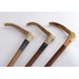 SWAINE & ADENEY GOLD MOUNTED RIDING CROP - ROYAL AIR FORCE INTEREST with a horn handle and mounted