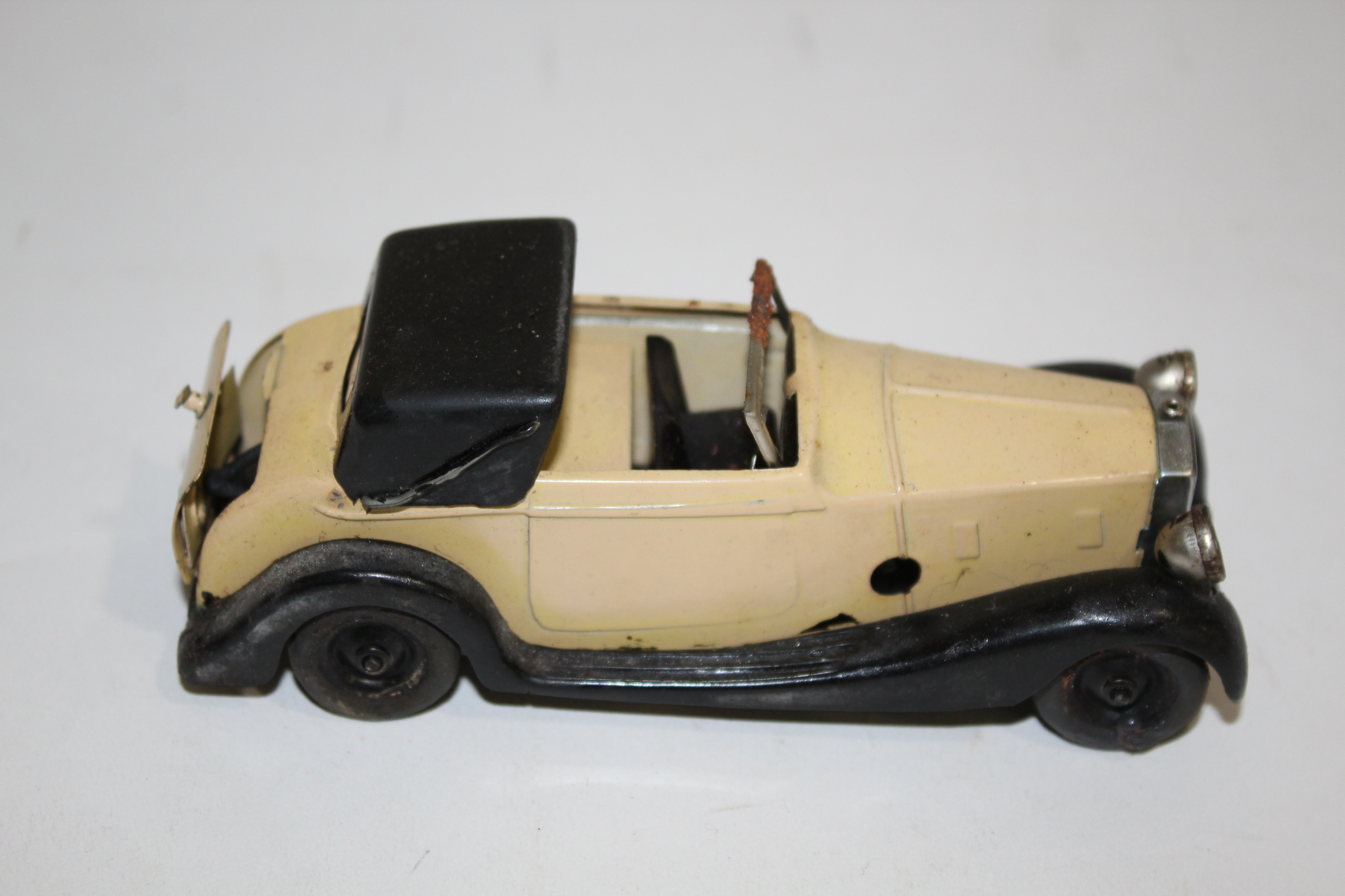 RARE TRIANG MINIC ROLLS ROYCE SEDANCA - ELECTRIC HEADLAMPS Model No 50M, with a black hood and wings - Image 11 of 14