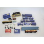 HORNBY DUBLO a mixed lot including a boxed locomotive EDL 18 80054 Tank Loco (box partly