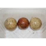 19THC IVORY BILLIARD BALLS 3 ivory billiard balls including 1 stained red. 4.5cms diameter