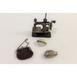DOLLS PURSES & MINIATURE SEWING MACHINE 3 vintage dolls purses including one with a velvet bag,