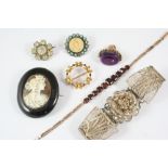 A QUANTITY OF JEWELLERY including a shell cameo brooch of a classical woman, a spinning fob, a