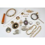A LARGE QUANTITY OF JEWELLERY AND COSTUME JEWELLERY