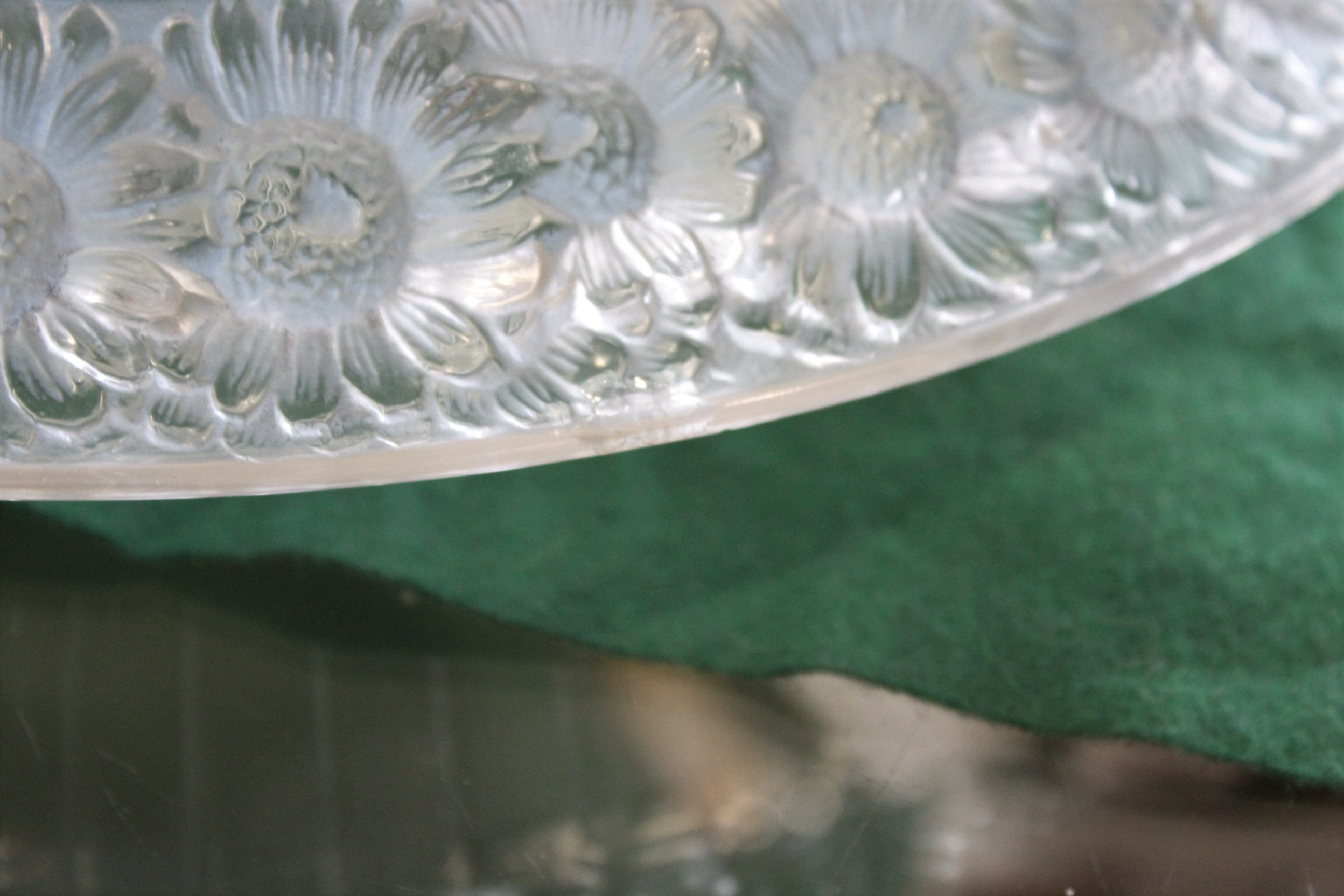 LALIQUE BOWL - MARGUERITE a large bowl in the Marguerite design, the border of flowers with a yellow - Image 9 of 9