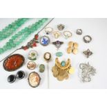 A QUANTITY OF JEWELLERY IN GREEN LEATHER JEWELLERY BOX including a solid white opal and gold ring,