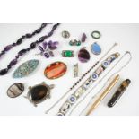 A QUANTITY OF JEWELLERY including loose coral, an amethyst necklace, and various other items.