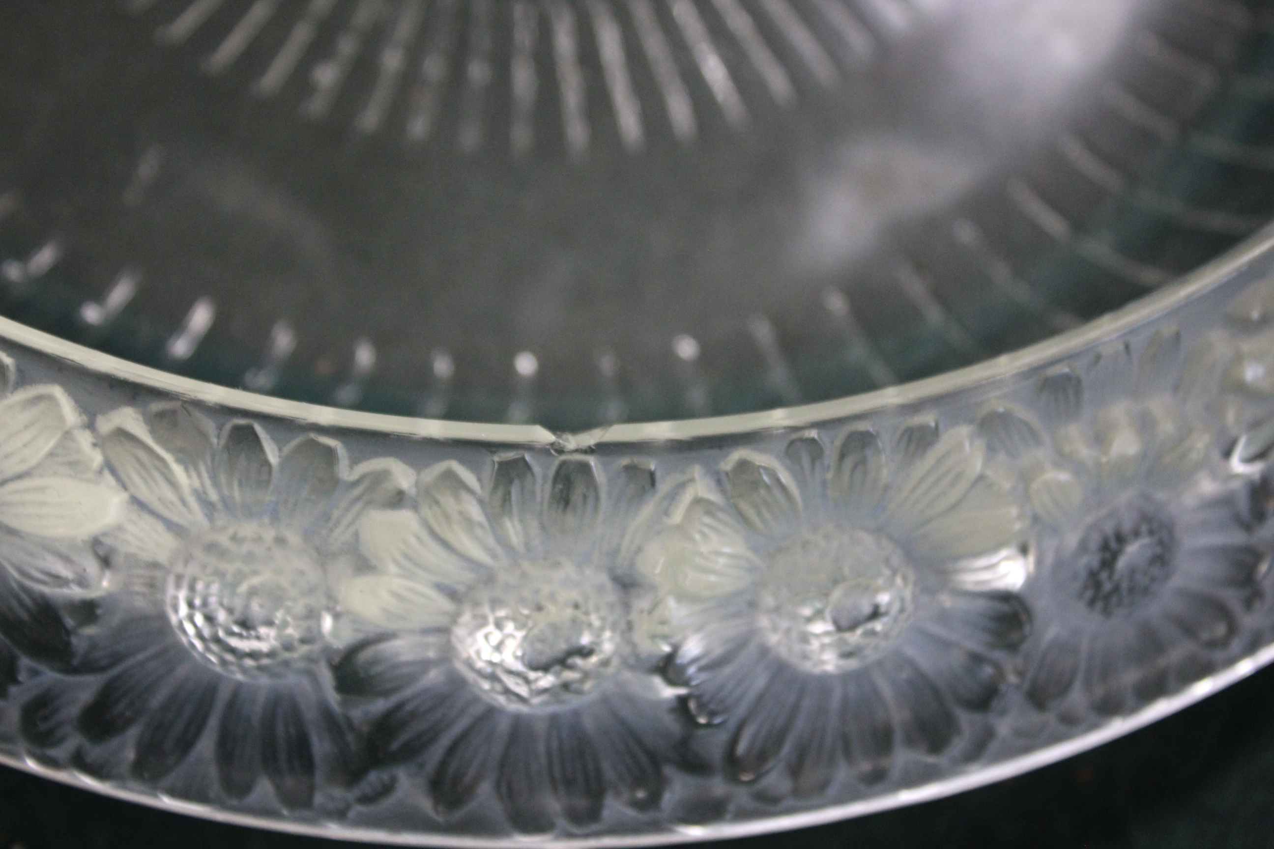 LALIQUE BOWL - MARGUERITE a large bowl in the Marguerite design, the border of flowers with a yellow - Image 3 of 9