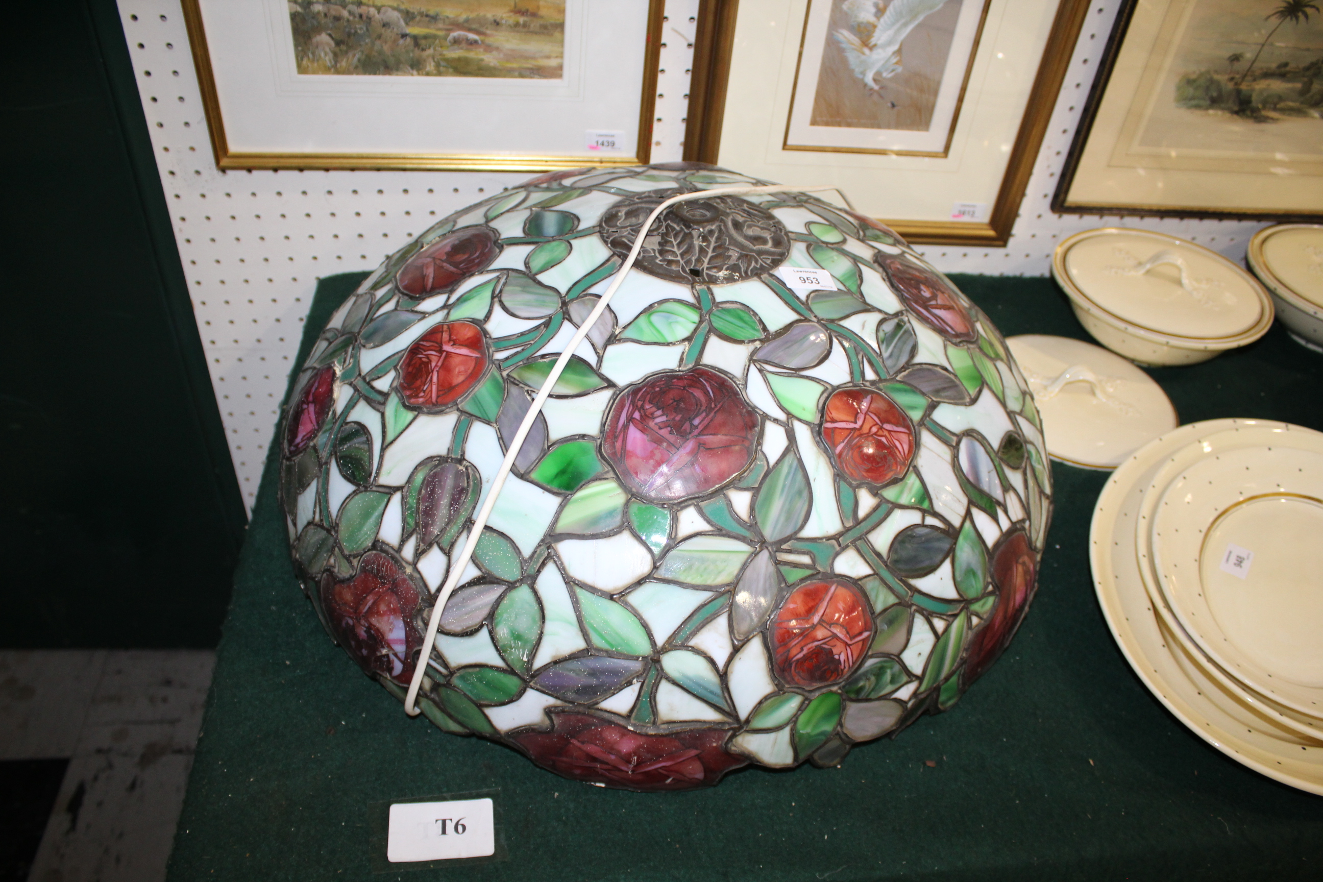 LARGE TIFFANY STYLE LAMPSHADE a large stain glass and metal lampshade, in the style of Tiffany. 23 - Image 3 of 16