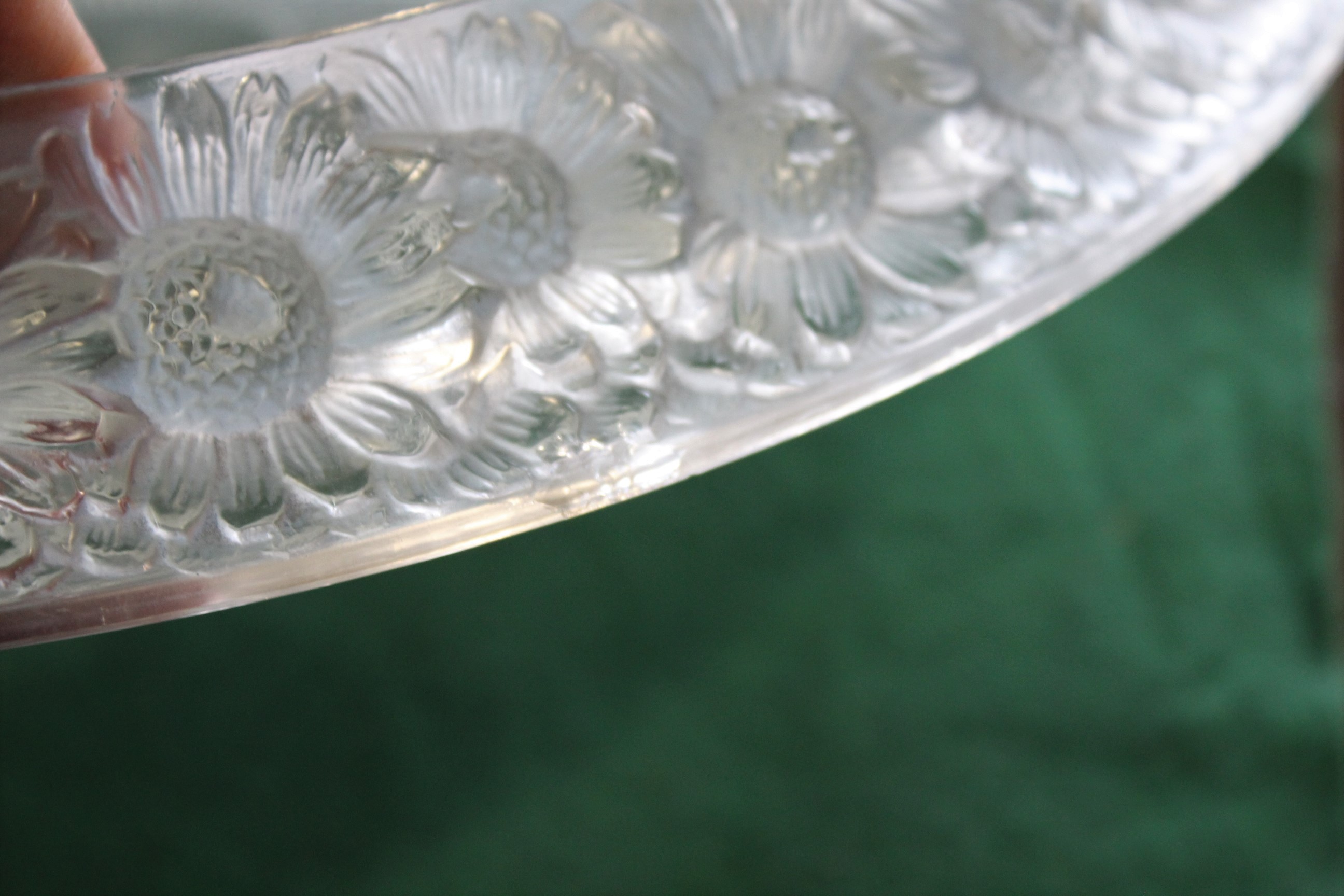 LALIQUE BOWL - MARGUERITE a large bowl in the Marguerite design, the border of flowers with a yellow - Image 8 of 9