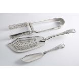 A PAIR OF VICTORIAN KING'S PATTERN SERVING TONGS with pierced blades, by Henry Holland, London