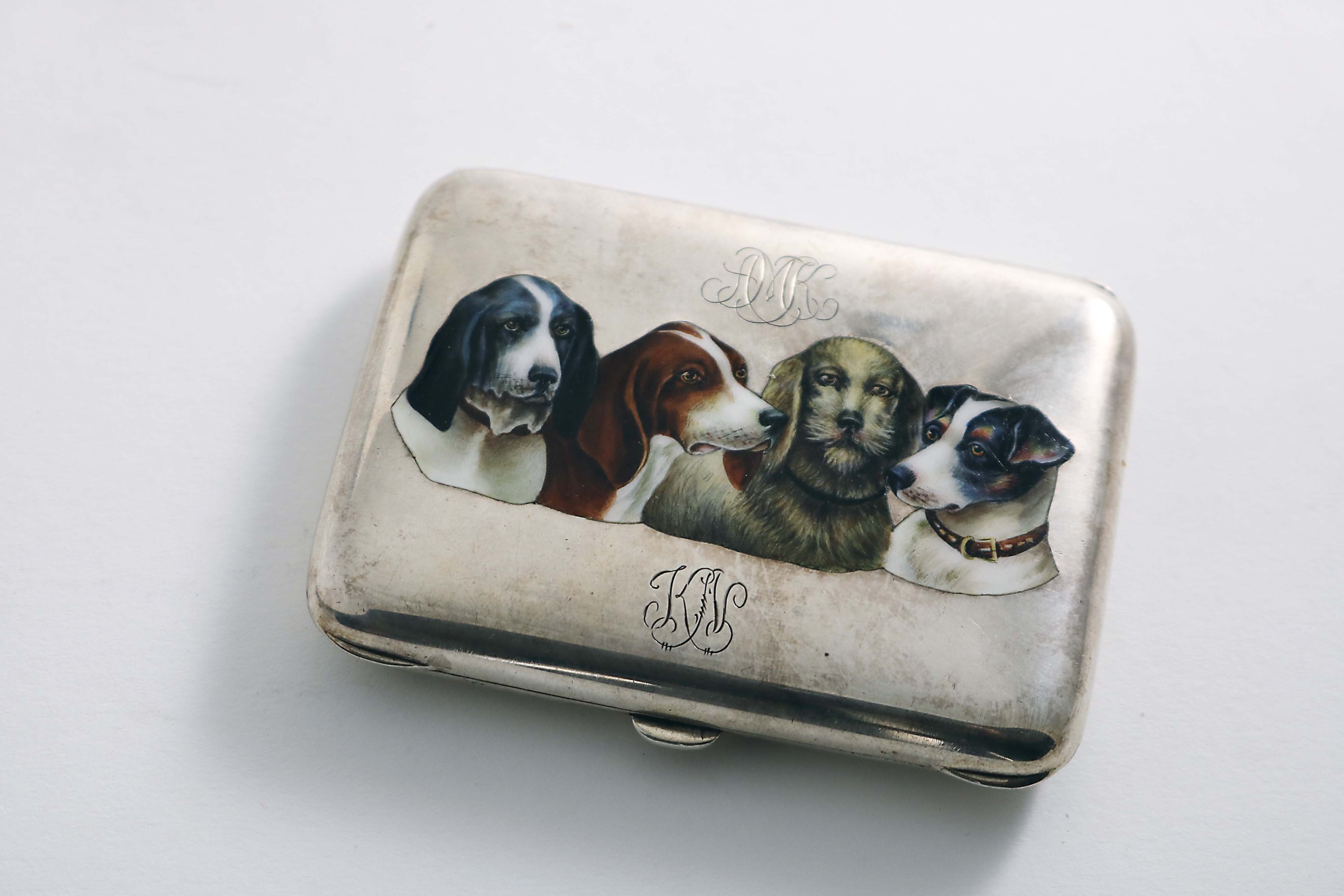 A LATE 19TH / EARLY 20TH CENTURY GERMAN CIGARETTE CASE rectangular with rounded corners, and