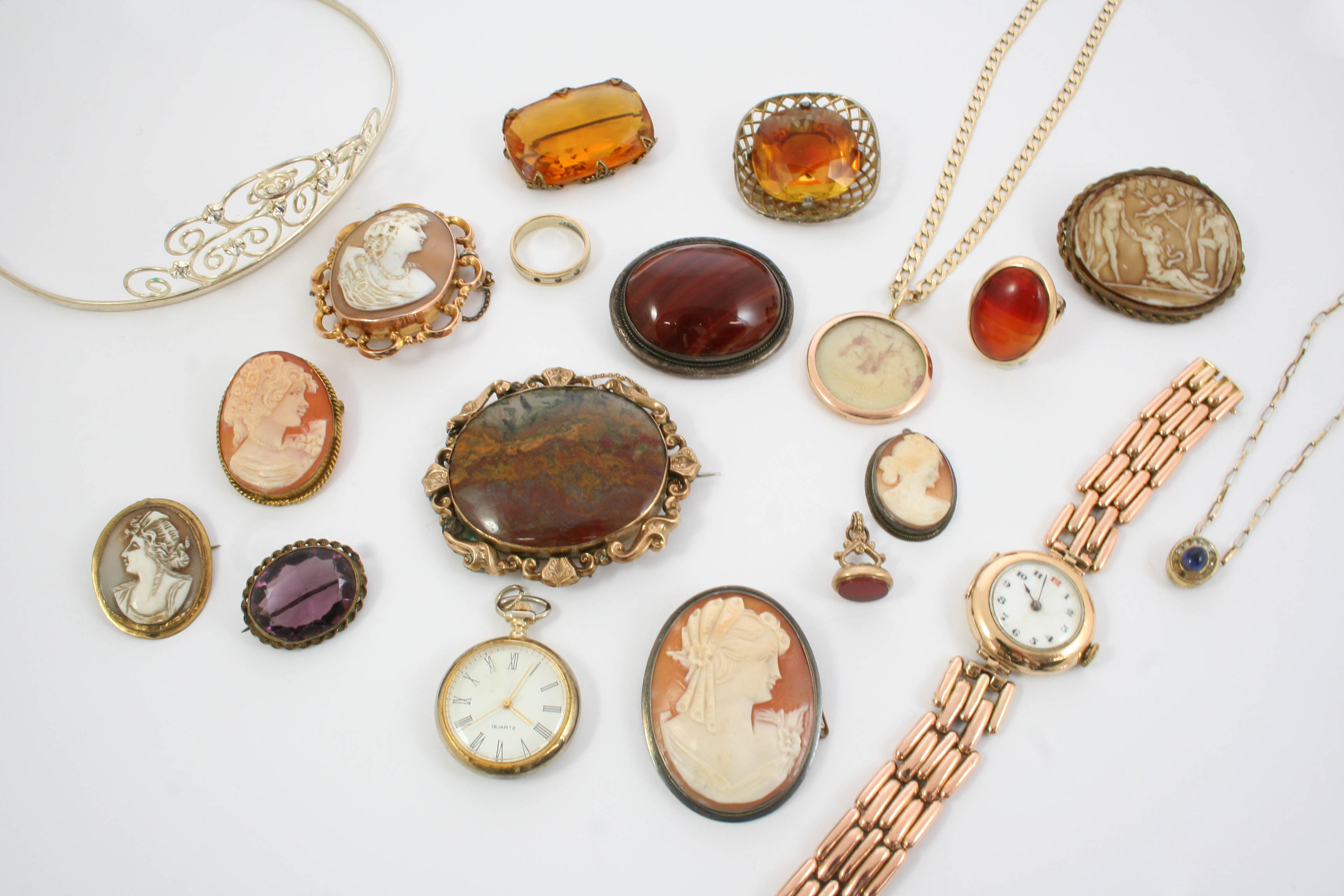 A QUANTITY OF JEWELLERY including various carved shell cameo brooches, a gold wristwatch etc.