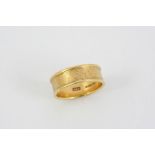 A GENTLEMAN'S 18CT. GOLD WEDDING BAND BY GERALD BENNEY with engraved swirl decoration, maker's