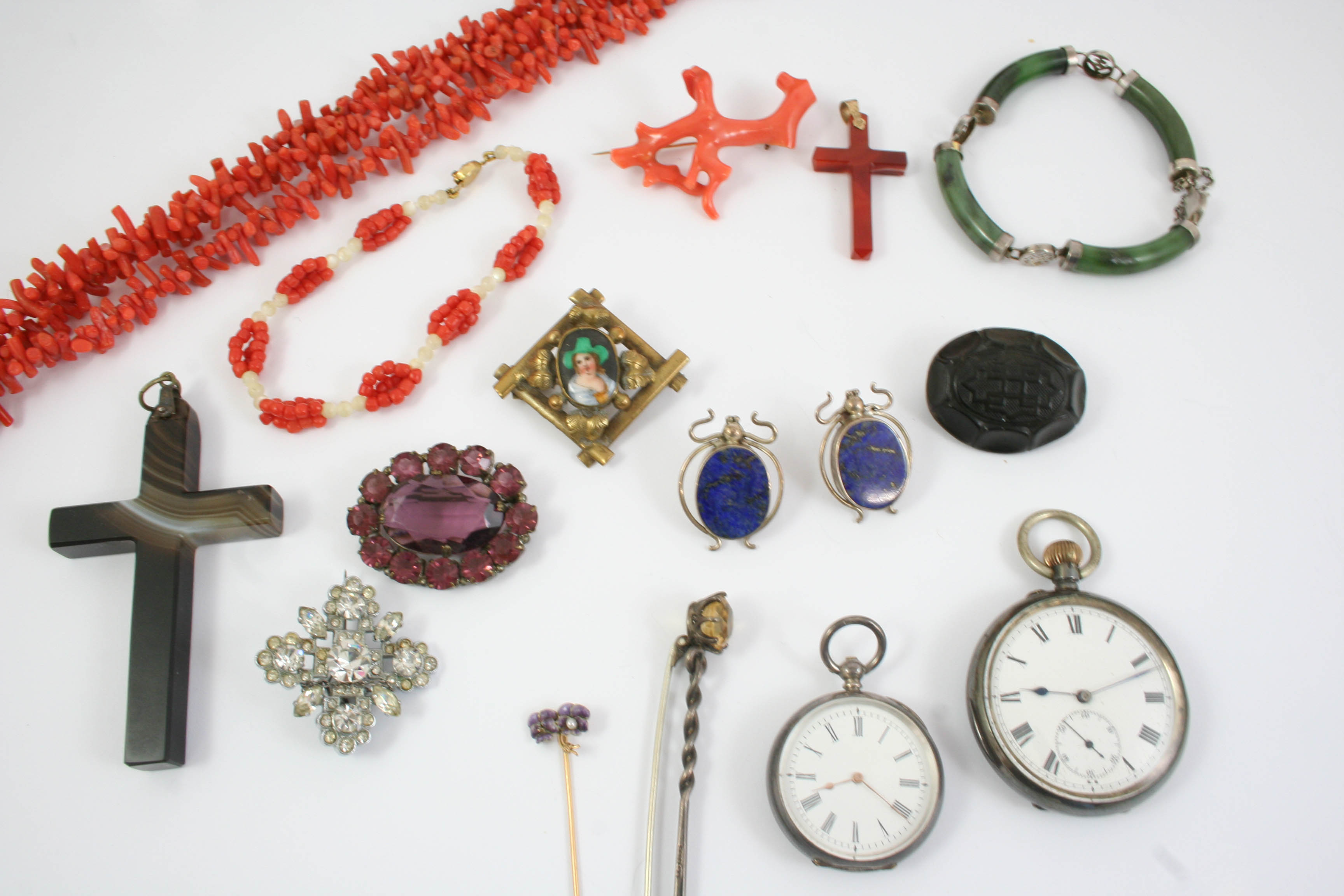 A LARGE QUANTITY OF JEWELLERY AND COSTUME JEWELLERY