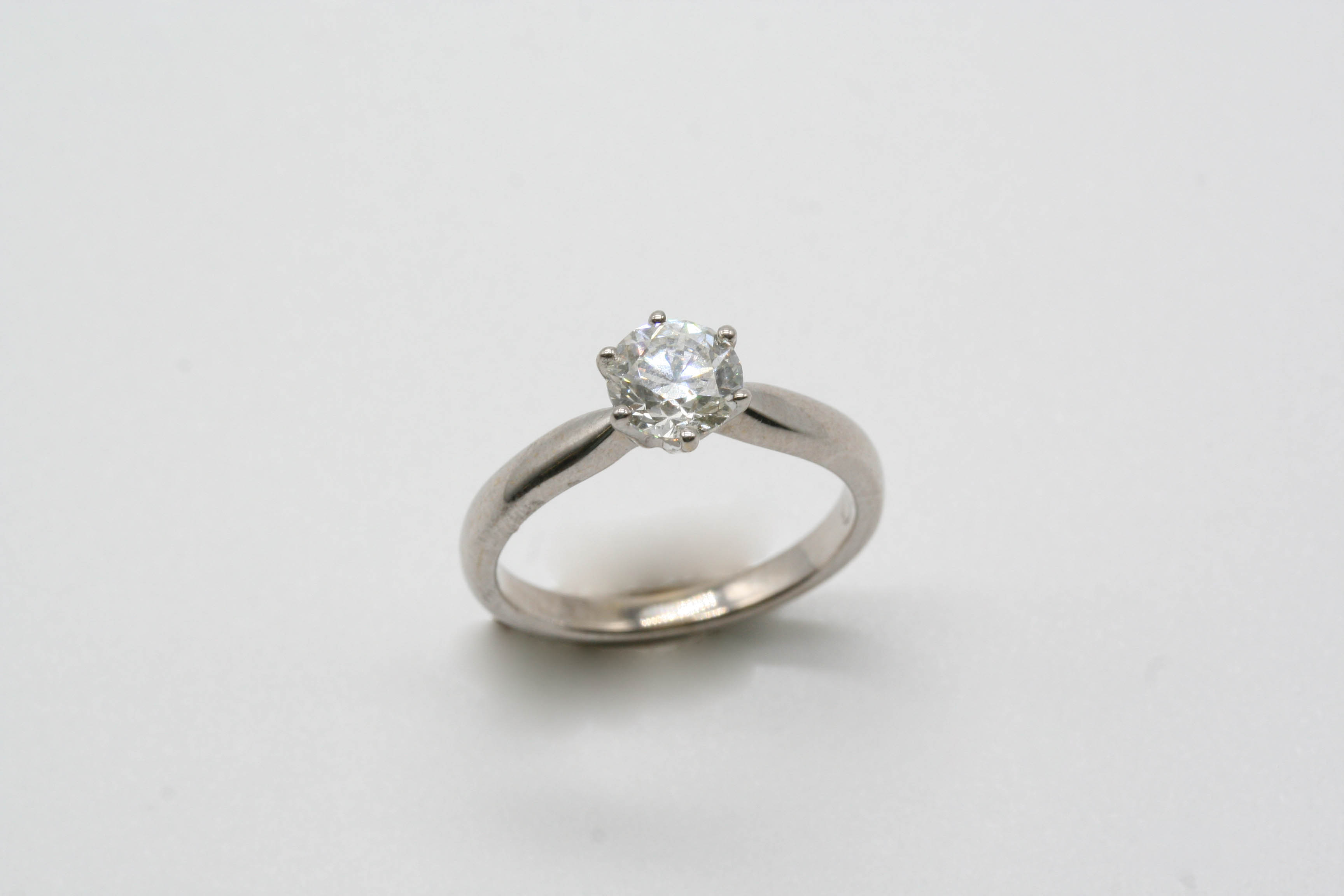 A DIAMOND SOLITAIRE RING the round brilliant-cut diamond weighs approximately 1.00 carats and is set