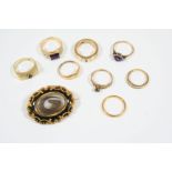 A QUANTITY OF JEWELLERY including a Victorian black enamel and gold mourning brooch, the centre