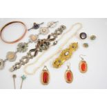 A QUANTITY OF JEWELLERY including a Scottish agate and silver bracelet, a single row graduated
