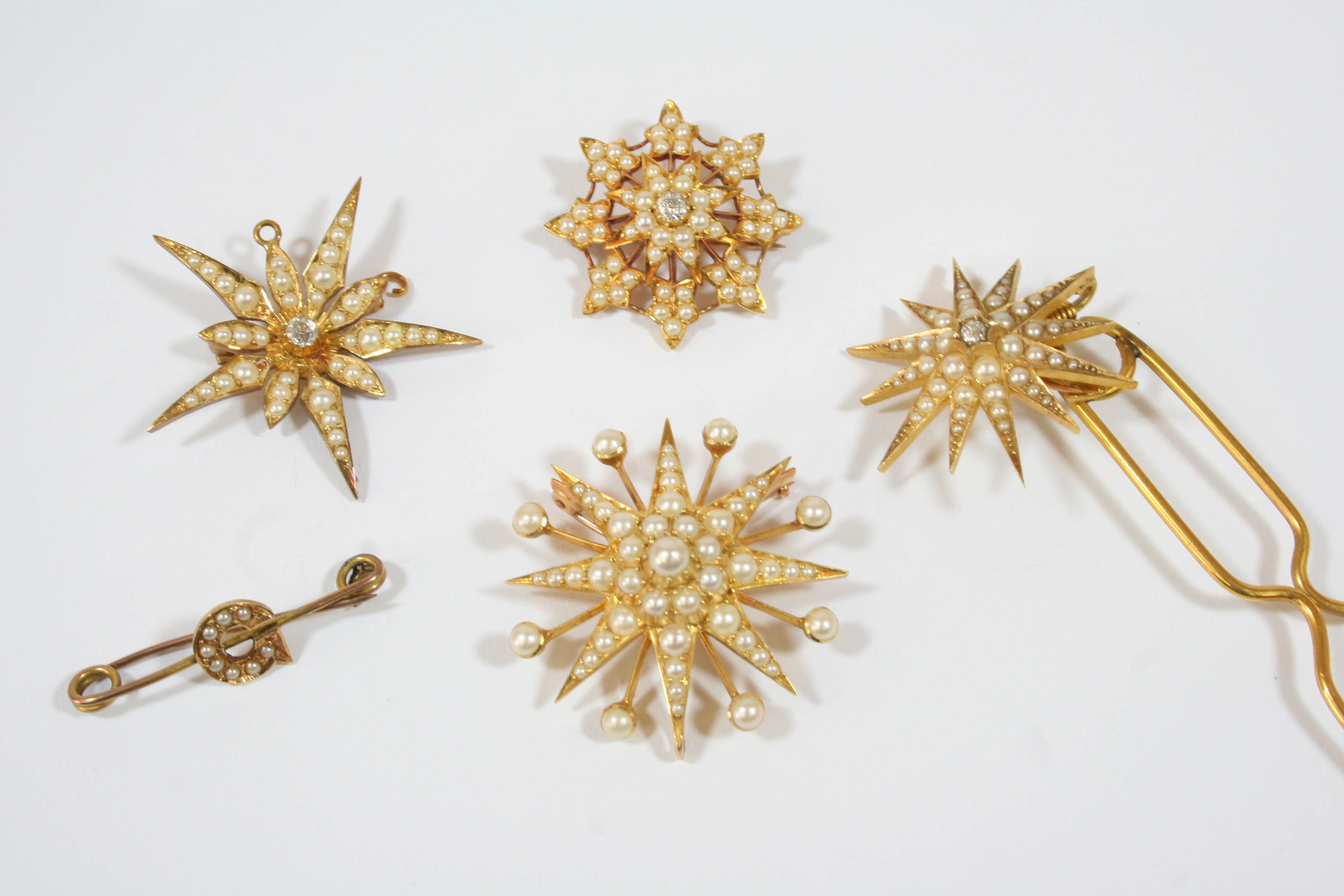 A VICTORIAN PEARL SET AND 15CT. GOLD FLOWERHEAD BROOCH PENDANT centred with a circular-cut diamond