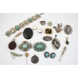 A QUANTITY OF JEWELLERY AND COSTUME JEWELLERY