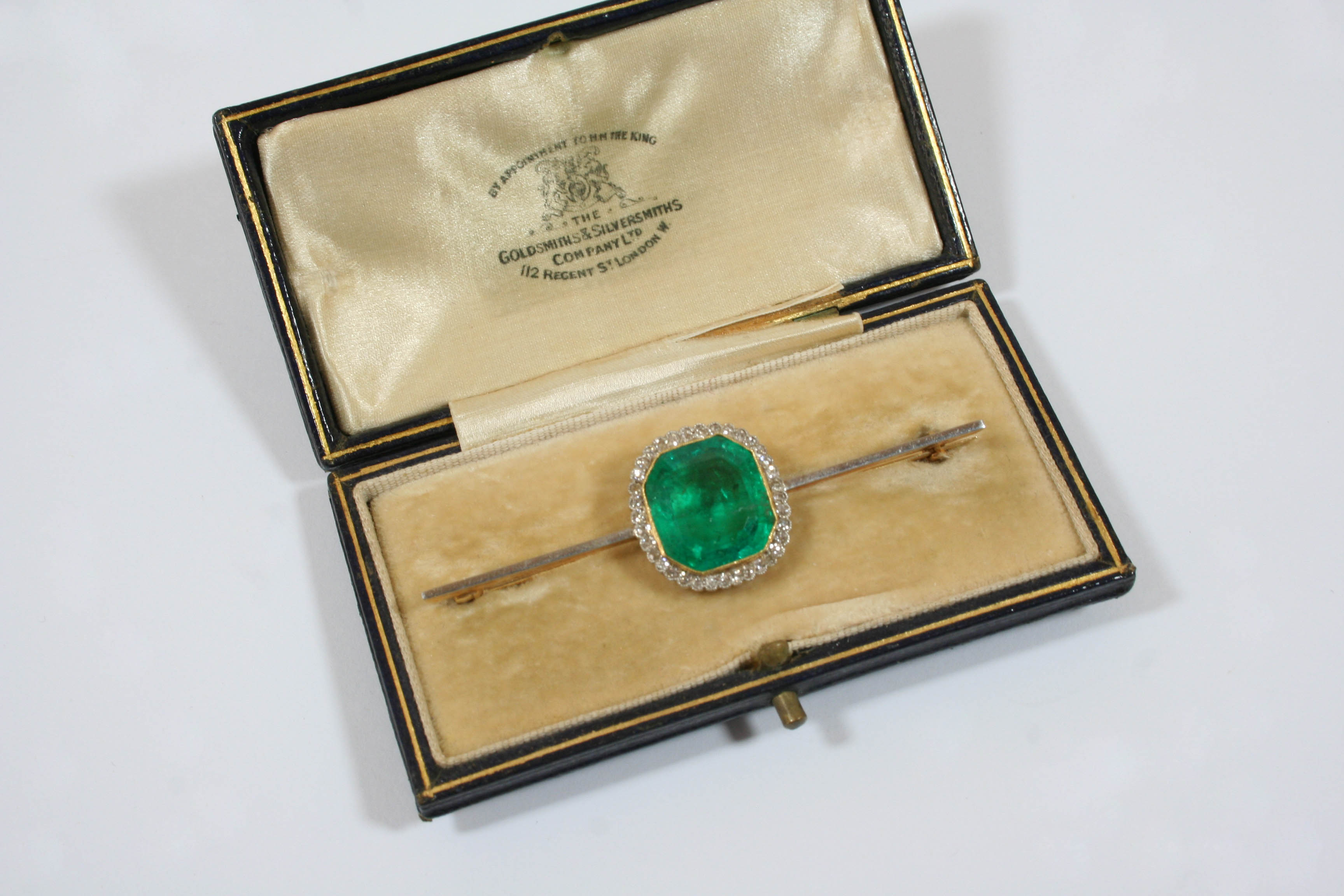 AN EARLY 20TH CENTURY EMERALD AND DIAMOND CLUSTER BROOCH the octagonal-cut emerald is set within a - Image 2 of 3