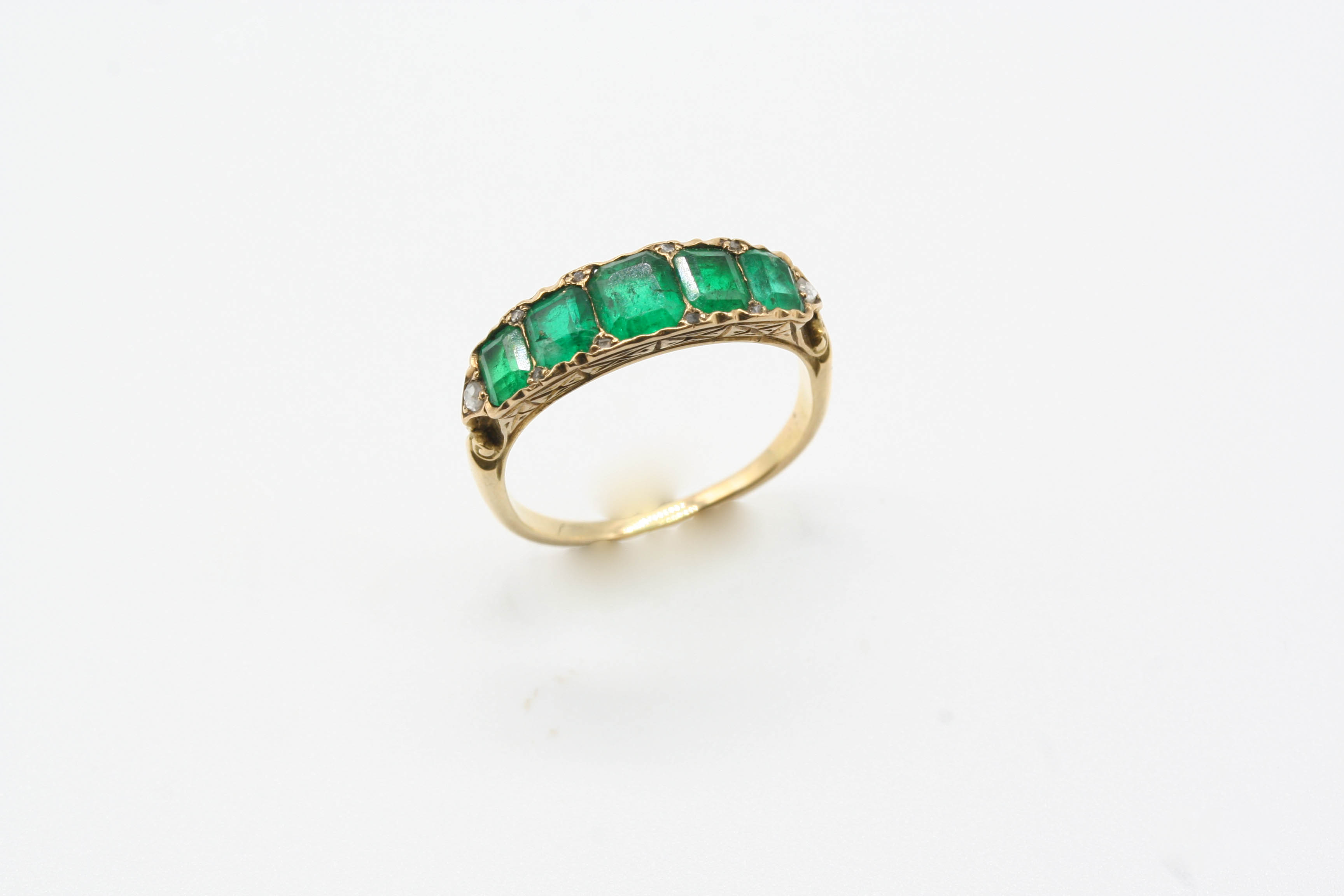 AN EARLY 20TH CENTURY EMERALD AND DIAMOND RING the five graduated rectangular-shaped emeralds are