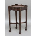 GEORGE III MAHOGANY URN STAND, with a wavy gallery, single pull out shelf, serpentine sides and