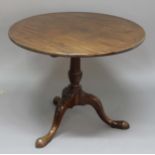 GEORGE III IRISH MAHOGANY CIRCULAR TILT TOP LAMP OR OCCASIONAL TABLE, late 18th century, the