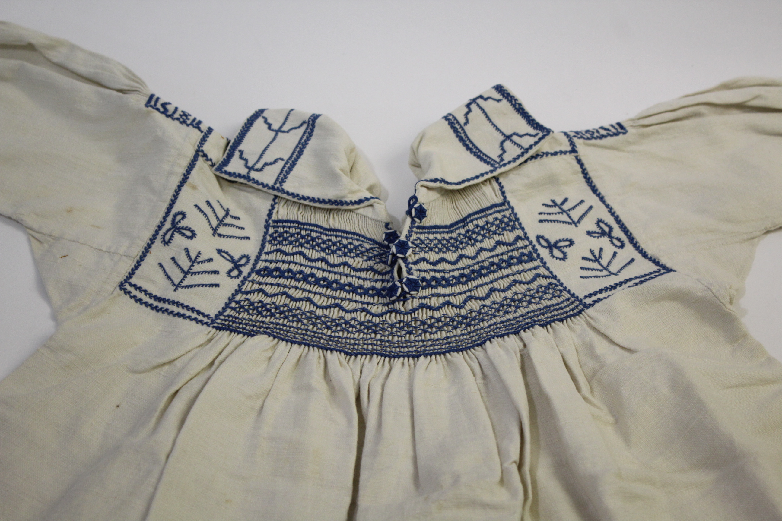 18THC SILK CHILD'S DRESS a silk child's dress, pleated to the waist with lace fastening bodice ( - Image 4 of 10