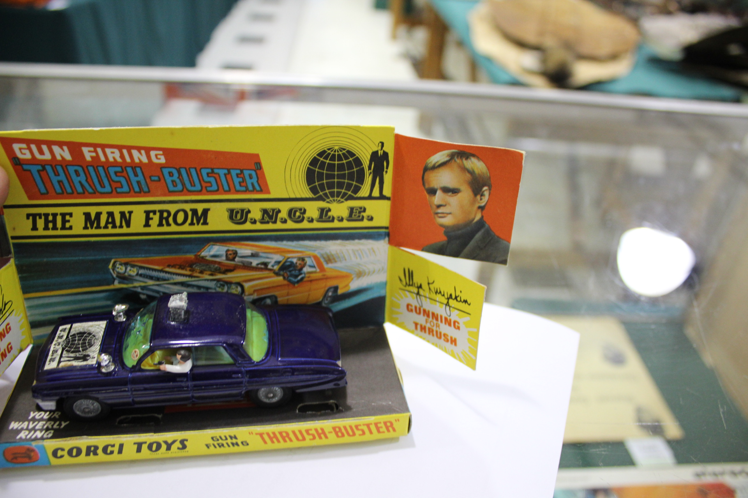 CORGI MAN FROM UNCLE THRUSH BUSTER Model No 497, the car with a purple body and 2 figures, and - Image 4 of 12