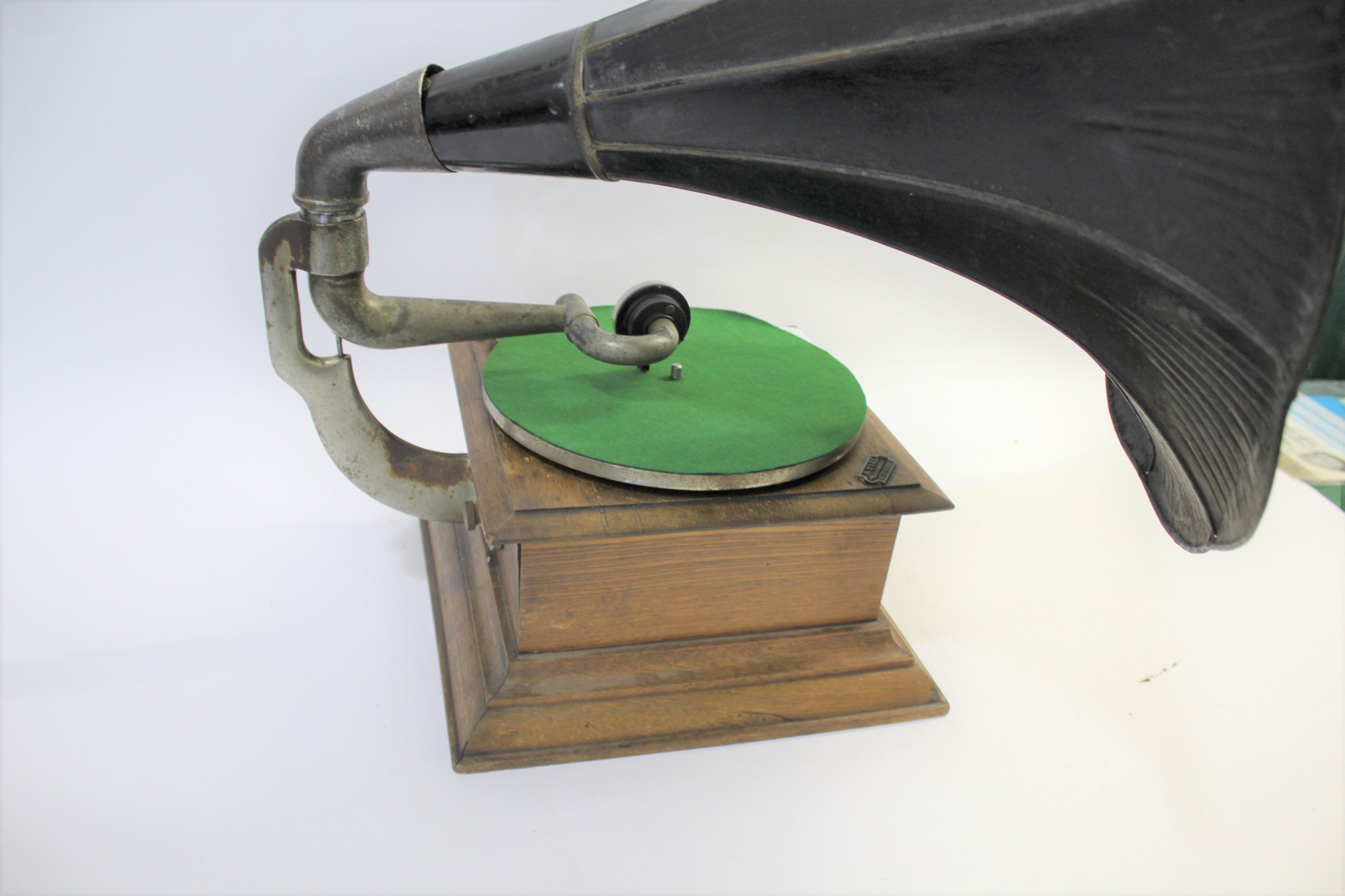 HMV HORN GRAMOPHONE & HORN the gramophone with an oak case and HMV Exhibition soundbox, with a label - Image 3 of 4