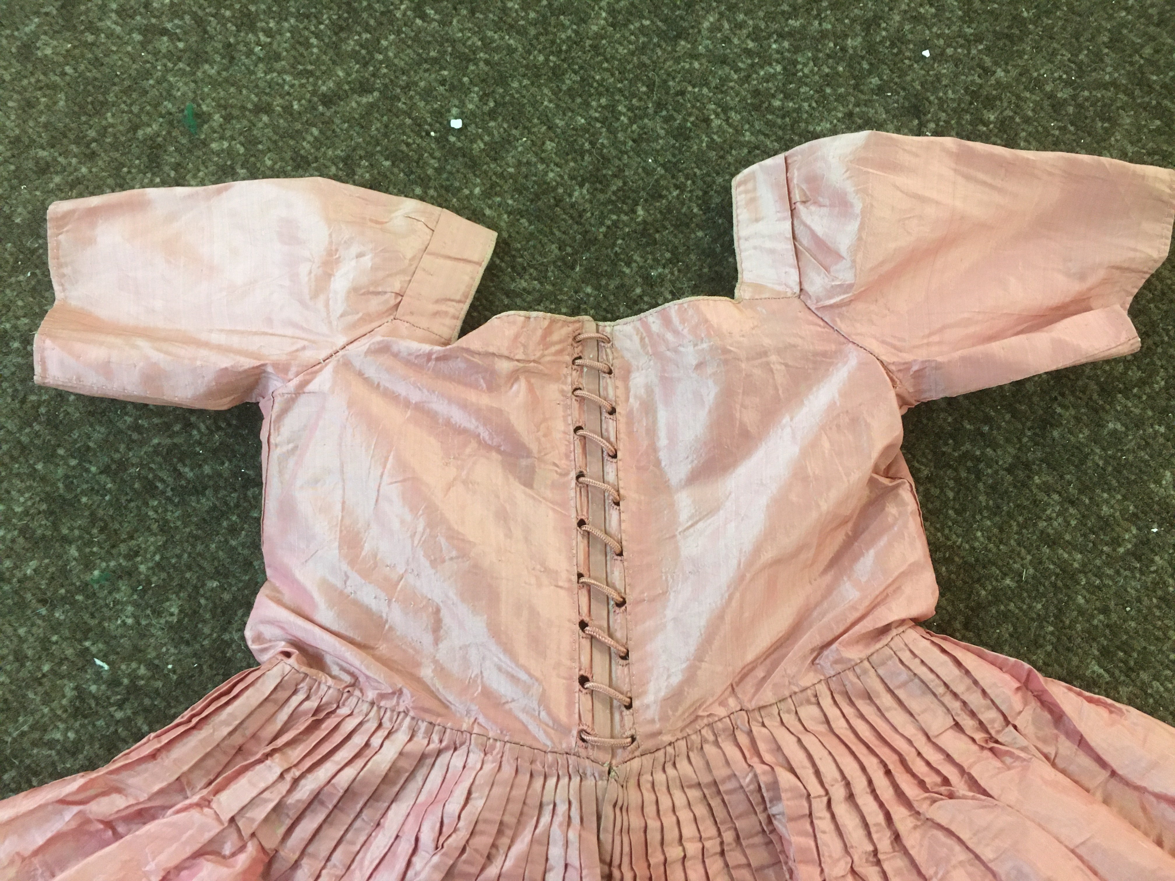18THC SILK CHILD'S DRESS a silk child's dress, pleated to the waist with lace fastening bodice ( - Image 9 of 10