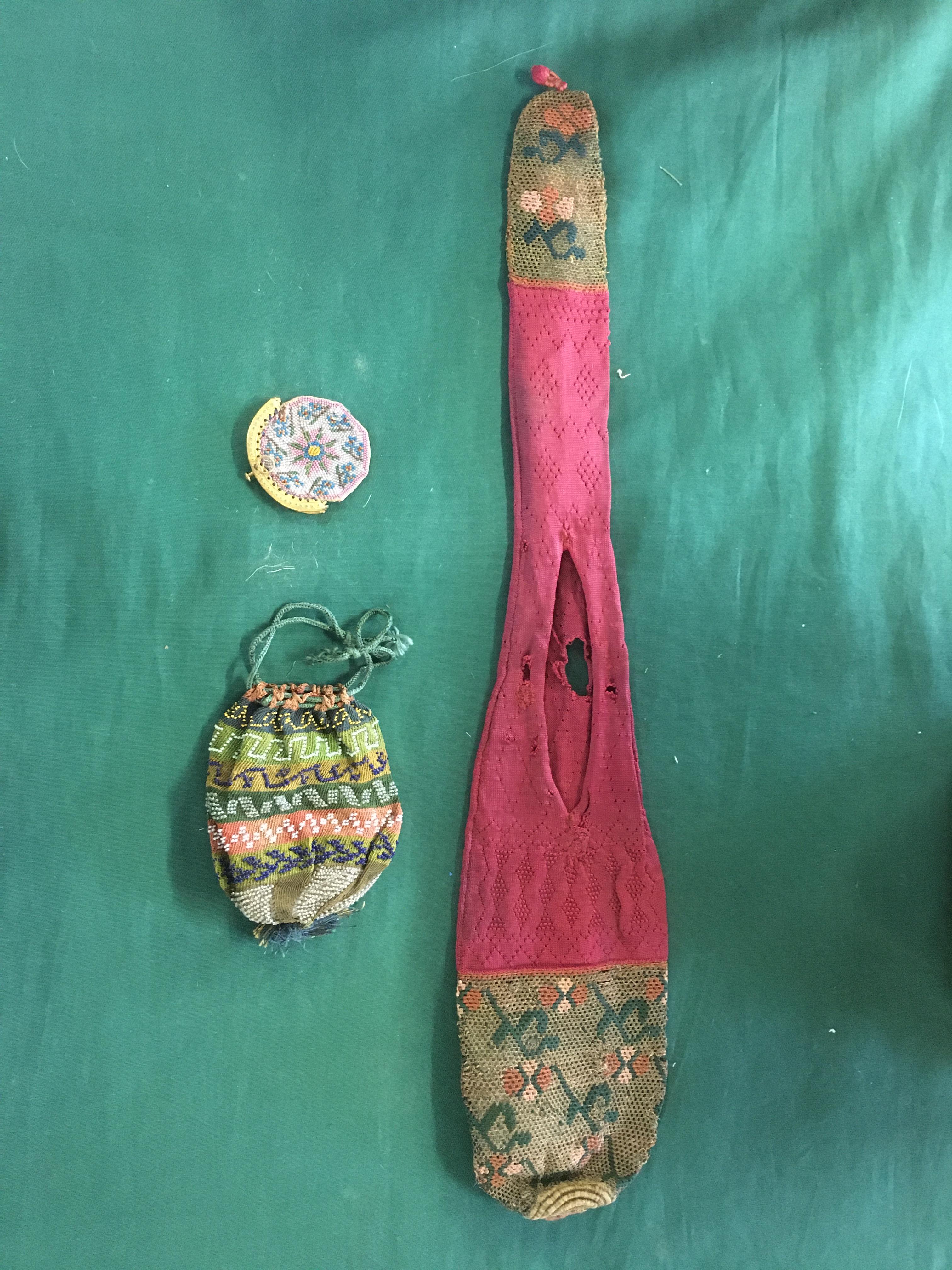 EARLY 19THC WOVEN DRAWSTRING BAG the bag decorated with raffia work flowers, also with an ivory silk - Image 5 of 9